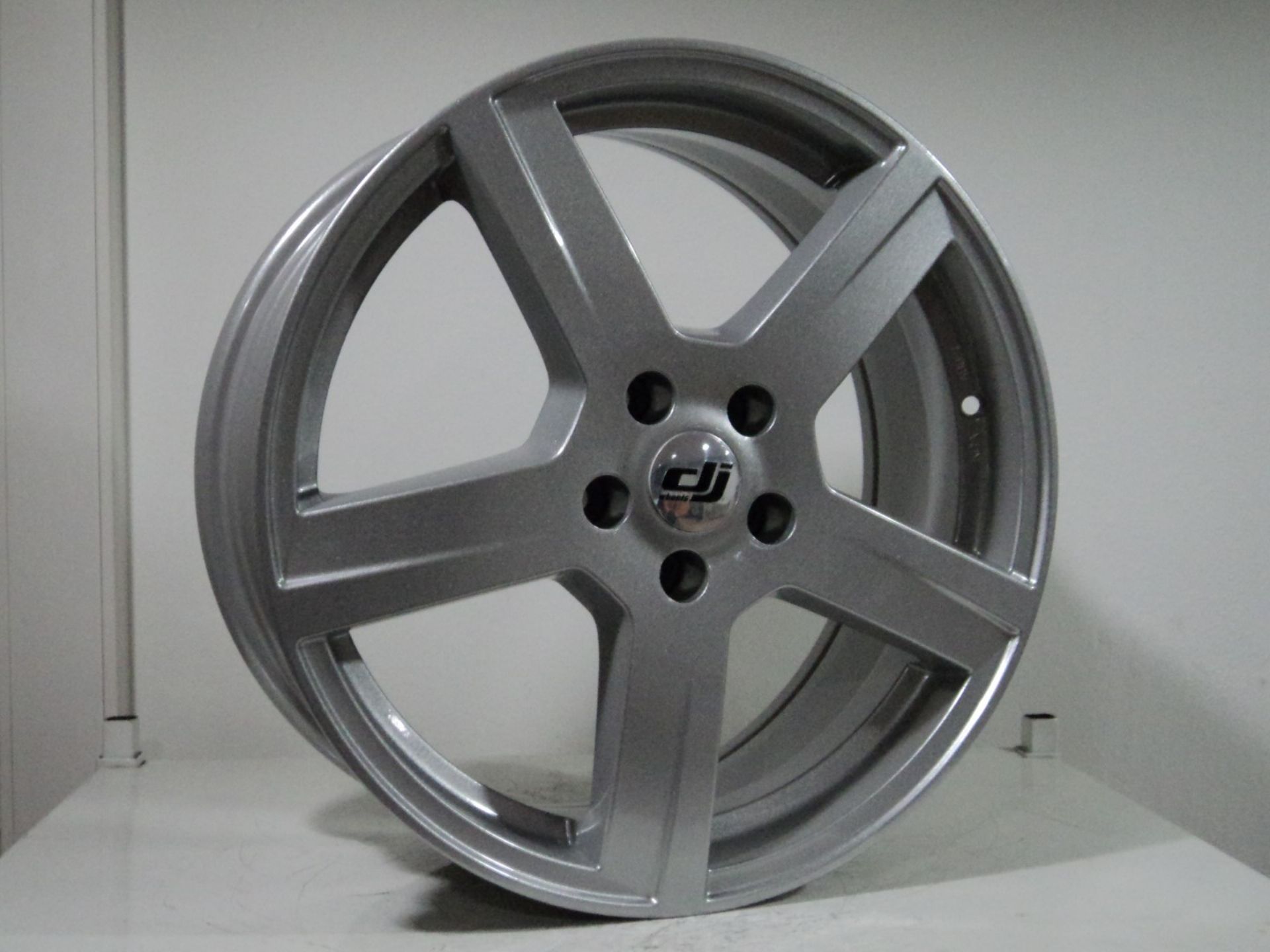 7.5 X 18 DJ223 (22684) 5X115 ET24 71.6 SILVER